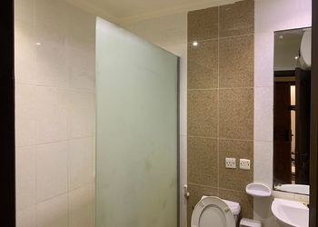 استديو بأثاث مريح وبسيط 