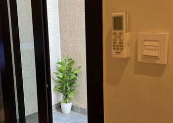استديو بسرير مريح وتصميم هادئ 