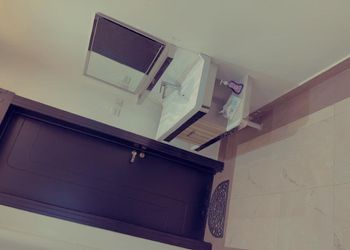 شاليه بمسبح خارجي ومسطح اخضر