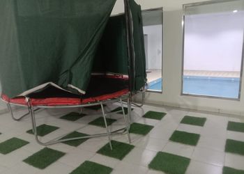 شاليه بصالة جلوس مطلة على المسبح