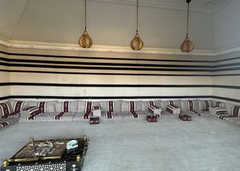مزرعة بمسطح اخضر وجلسة