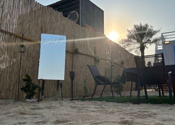 كرفان بجلسة خارجية وإطلالة بحرية