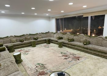 شاليه بمسطحات خضراء 