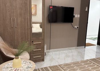 استديو بأثاث مريح وبسيط 