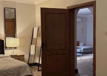 شقة بغرفة معيشة وغرفة نوم 