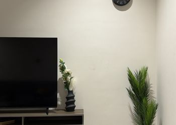 شقة بصالة أنيقة ودخول ذاتي