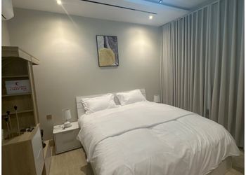 استديو بأثاث مريح وبسيط 