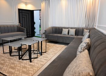 شاليه بمسطح اخضر وجلسة خارجية 