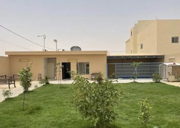 شاليه بجلسة خارجية ومسطح اخضر