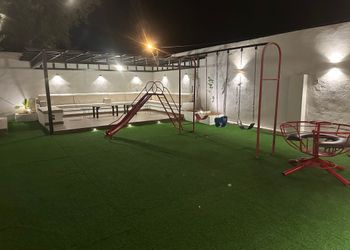 شاليه بجلسة خارجية ومسطح اخضر