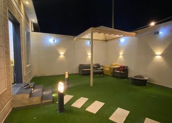 شاليه بمسطح اخضر ومسبح 