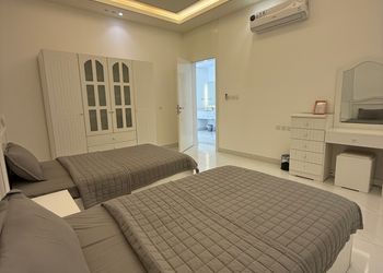 شاليه بمسطح اخضر وجلسة خارجية