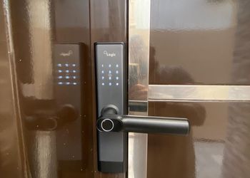 شقة بصالة مريحة وتصميم هادئ 