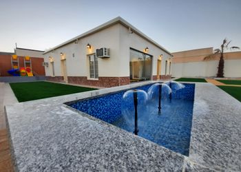 شاليه بمسطح اخضر وجلسة خارجية 