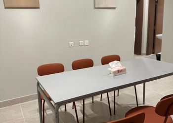 شقة بصالة انيقة وغرفتين نوم