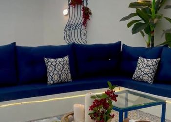 شاليه بمسطح اخضر وجلسة خارجية