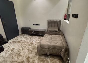  استديو حديث بأثاث بسيط