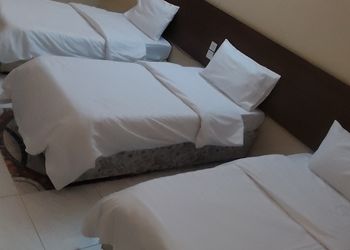 شقة بصالة وثلاث غرف نوم