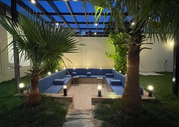 شاليه بجلسه مطله على مسطح اخضر
