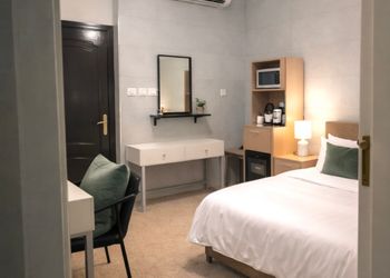 استديو بسرير مفرد وأثاث مريح 