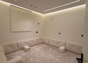شاليه بجلسة تطل على مسبح خارجي 