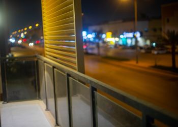 شقة بصالة أنيقة وثلاث غرف نوم 