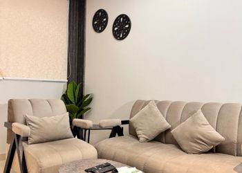 شقة بدخول ذاتي وصالة أنيقة 