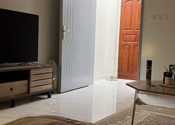 استديو بأثاث مريح وبسيط 
