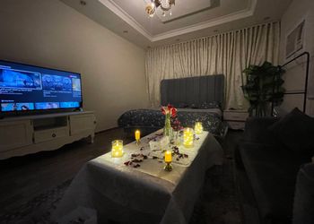استديو بأثاث مريح وبسيط 