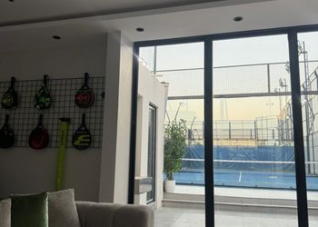 شاليه بصالة أنيقة وملعب بادل