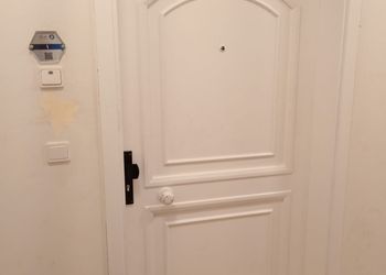 شاليه بصالة جلوس وإطلالة مميزة 