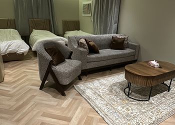 استديو هادئ بأثاث مريح