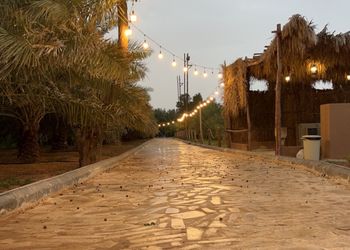 مزرعة بمسطح اخضر وجلسة خارجية 