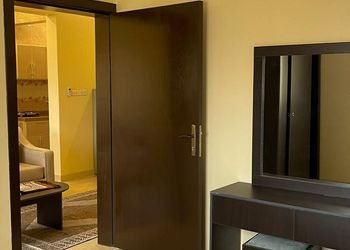 شقة بغرفة معيشة وغرفتين نوم  