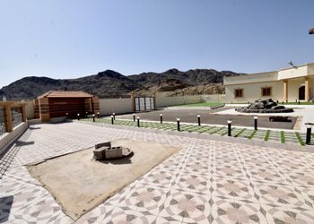 استراحة بملعب كرة طائرة وجلسة 