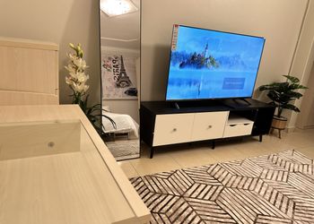 استديو بأثاث مريح وبسيط 