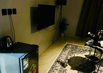 غرفة بسرير ماستر