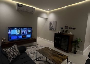 شقة بصالة انيقة ودخول ذاتي