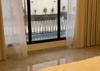 شاليه بجلسة خارجية ومسبح 