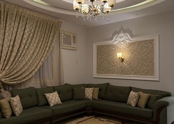 شقة بصالة جلوس وثلاث غرف نوم 