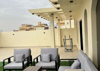 شقة بغرفة معيشة وغرف نوم 