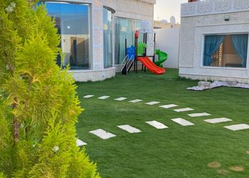 شاليه بمسطح اخضر ومسبح 