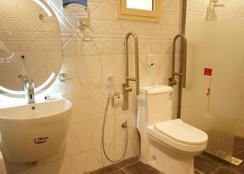 استديو بثلاث أسرة مفردة وأثاث مريح