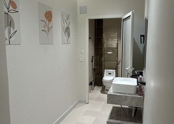 شاليه بمسطح اخضر ومسبح