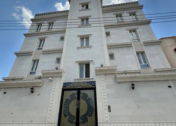 شقة حديثة مؤثثة بموقع مميز  
