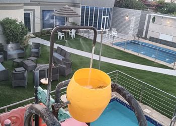 شاليه بمسطح اخضر واضاءة اضافيه