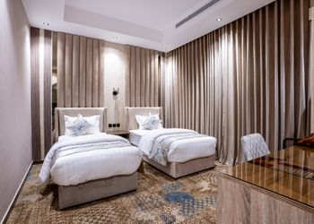 استديو بأثاث بسيط ومريح 