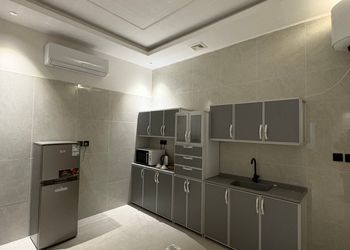 شقة بتصميم هادئ وصالة أنيقة 