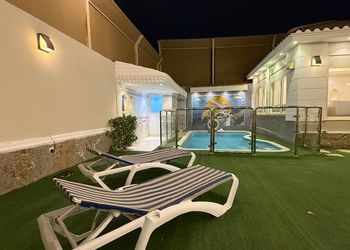 شاليه بجلسة خارجية ومسطح اخضر