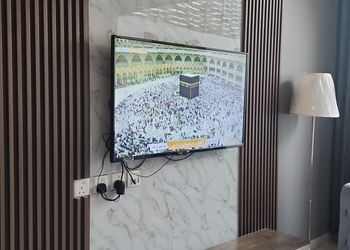 شاليه بجلسة تطل على مسبح خارجي  